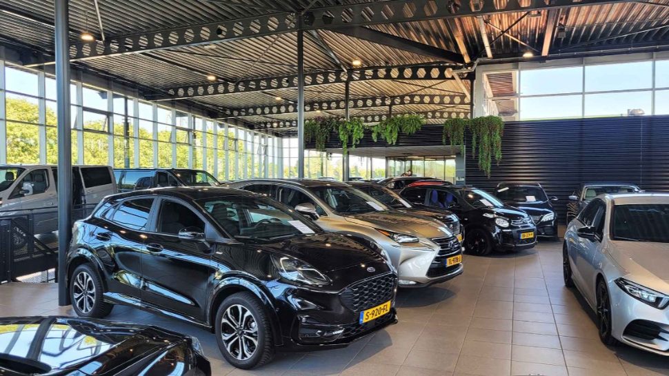 Showroom AutoXL Alphen aan den Rijn
